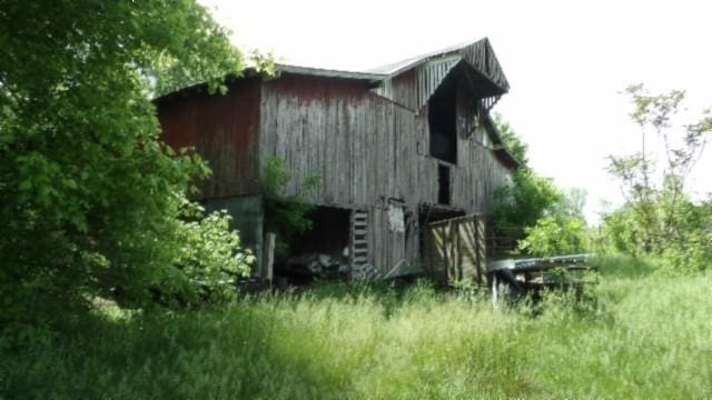 105 Log Home Ln, Moss, TN 38575 - view of barn