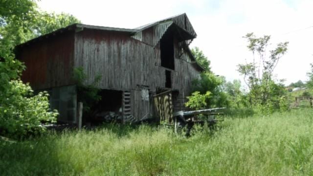105 Log Home Ln, Moss, TN 38575 - view of barn