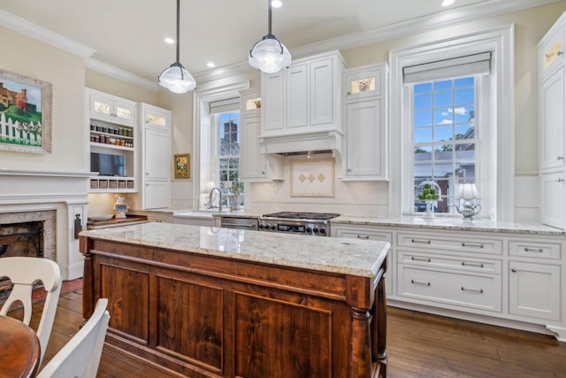 224 3rd Ave S, Franklin, TN 37064 - kitchen with crown molding, a sink, white cabinetry, a center island, and range