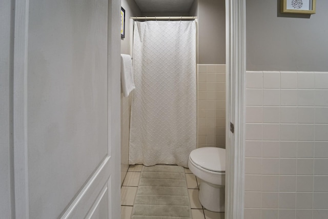 818 Golf View Blvd Unit 1303, Pigeon Forge, TN 37863 - full bath featuring tile patterned floors, tile walls, toilet, and a shower with shower curtain