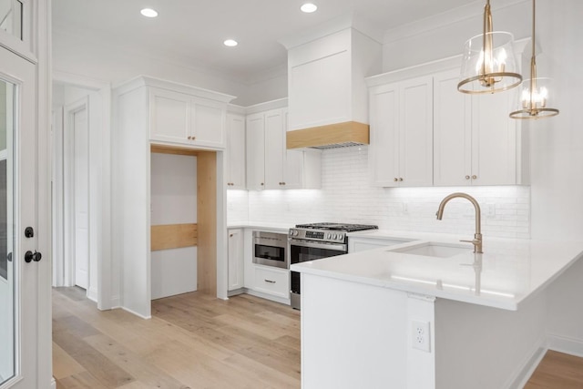 3150 Long Branch Cir, Franklin, TN 37064 - kitchen with stainless steel appliances, a sink, premium range hood, a peninsula, and white cabinetry
