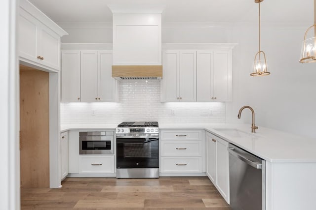 3150 Long Branch Cir, Franklin, TN 37064 - kitchen with stainless steel appliances, a sink, a peninsula, decorative backsplash, and white cabinetry