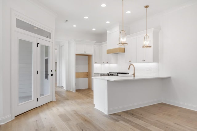 3150 Long Branch Cir, Franklin, TN 37064 - kitchen featuring a sink, backsplash, a peninsula, light wood-type flooring, and white cabinets