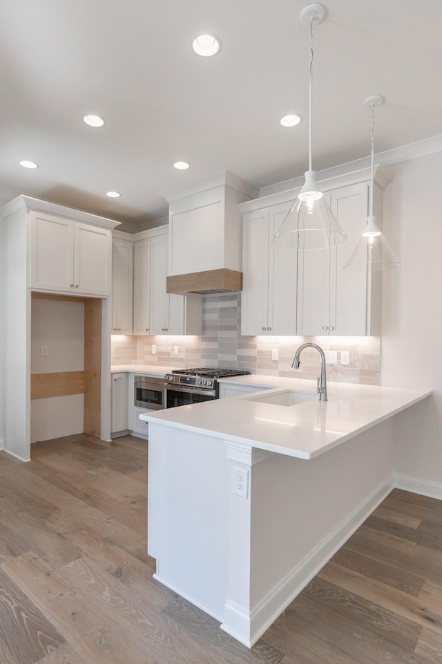 3168 Long Branch Cir, Franklin, TN 37064 - kitchen with a sink, a peninsula, custom exhaust hood, decorative backsplash, and recessed lighting