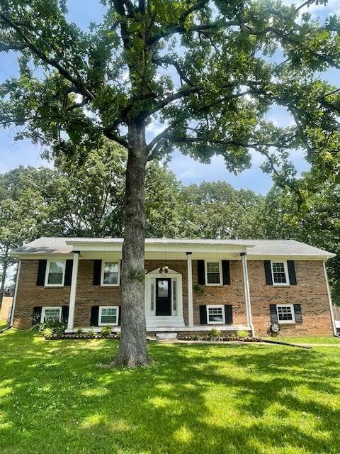 1704 Deer Hollow Dr W, Lawrenceburg, TN 38464 - split foyer home featuring a front yard and brick siding