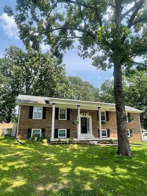 1704 Deer Hollow Dr W, Lawrenceburg, TN 38464 - raised ranch featuring a front lawn, brick siding, and a porch