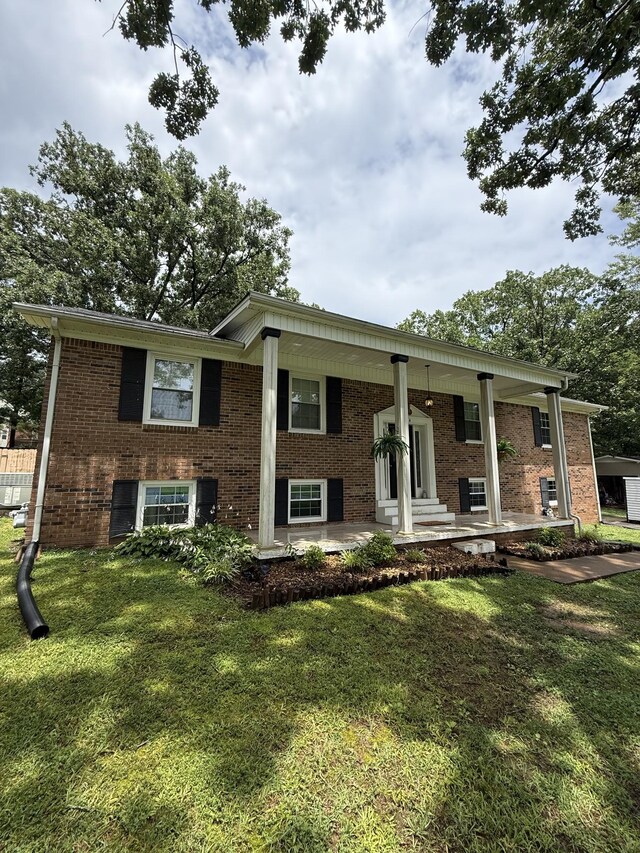 1704 Deer Hollow Dr W, Lawrenceburg, TN 38464 - bi-level home featuring brick siding, a front yard, and a porch