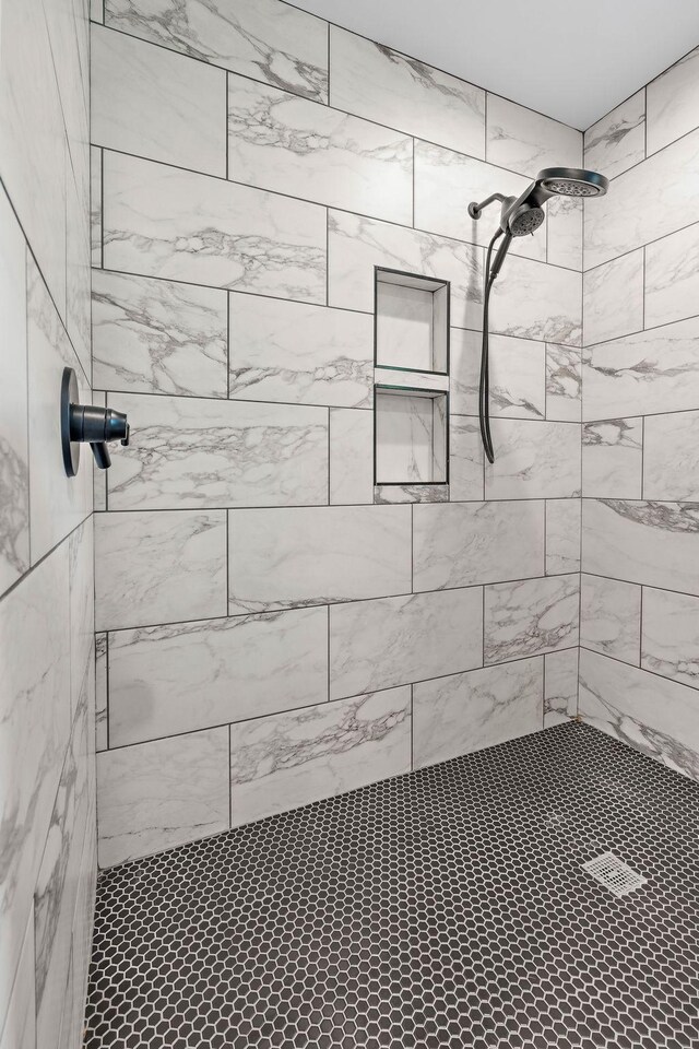 2952 Carters Creek Station Rd, Columbia, TN 38401 - bathroom featuring a tile shower
