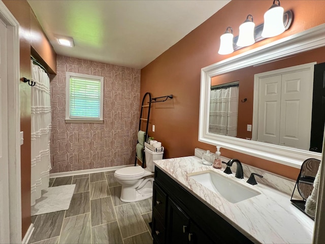 831 Harris Rd, Dickson, TN 37055 - full bathroom featuring toilet, vanity, baseboards, a shower with shower curtain, and wallpapered walls
