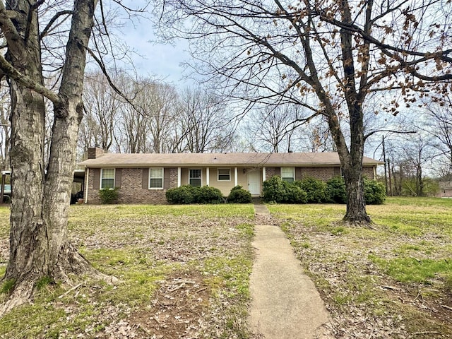 345 Lockert Pl, Clarksville, TN 37043 - ranch-style home featuring a chimney, brick siding, and a front yard