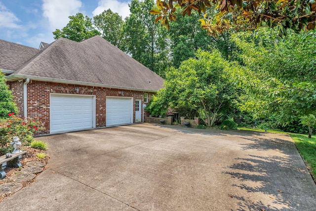 4090 Ironwood Dr, Greenbrier, TN 37073 - garage with driveway