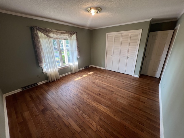212 N 3rd St, Pulaski, TN 38478 - unfurnished bedroom with dark wood-style floors, a textured ceiling, ornamental molding, baseboards, and a closet