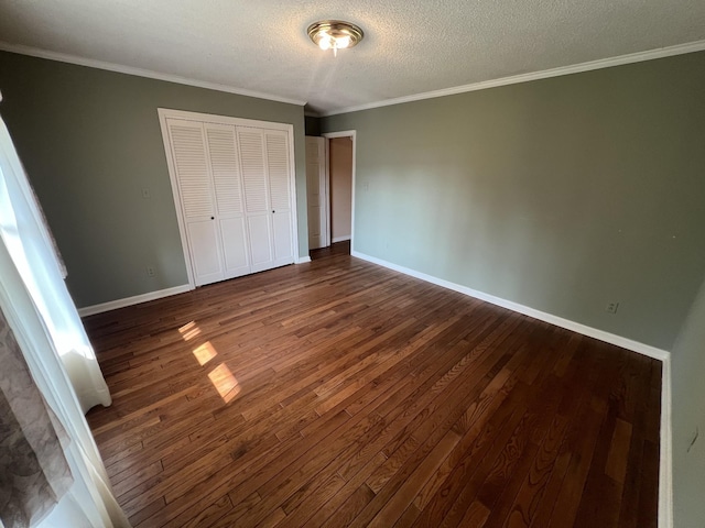212 N 3rd St, Pulaski, TN 38478 - unfurnished bedroom with dark wood-style floors, a closet, a textured ceiling, ornamental molding, and baseboards