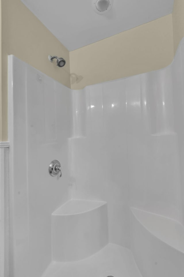 806 Drummond Dr, Nashville, TN 37211 - full bath with a shower