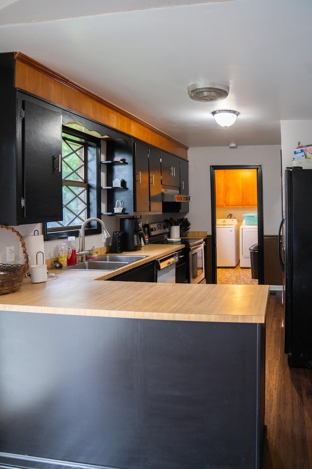 4169 Bledsoe St, Westmoreland, TN 37186 - kitchen featuring washing machine and clothes dryer, stainless steel electric range oven, freestanding refrigerator, a sink, and light countertops