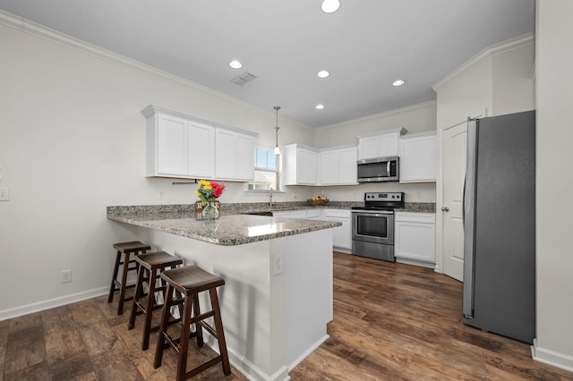 1113 Dunkirk Ln, Murfreesboro, TN 37129 - kitchen featuring stainless steel appliances, a peninsula, ornamental molding, white cabinets, and a kitchen breakfast bar