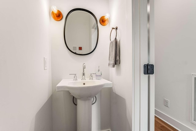 600B 41st Ave N, Nashville, TN 37209 - bathroom featuring wood finished floors and baseboards