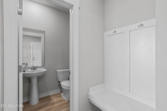 324 Gulfstream Dr, Gallatin, TN 37066 - bathroom with toilet, wood finished floors, a sink, and baseboards