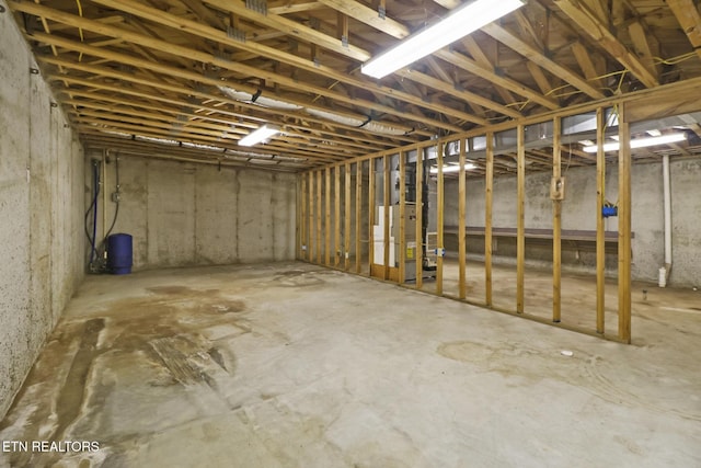 1396 N York Hwy Unit 1396, Jamestown, TN 38556 - unfinished below grade area featuring a water pressure tank