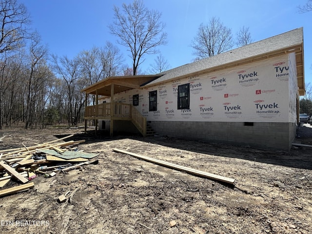 169 Creekview Ct, Jamestown, TN 38556 - view of side of property featuring stairs, a deck, and roof with shingles