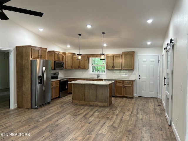 342 N Norris St, Jamestown, TN 38556 - kitchen featuring stainless steel appliances, decorative backsplash, a barn door, dark wood finished floors, and lofted ceiling