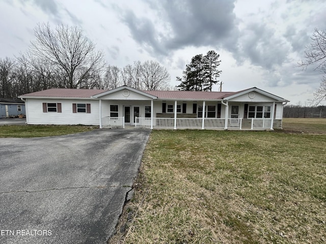 1462 Pennsylvania Ave, Jamestown, TN 38556 - ranch-style home featuring covered porch, driveway, a front yard, and metal roof