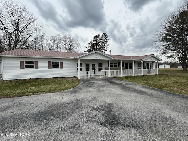 1462 Pennsylvania Ave, Jamestown, TN 38556 - single story home with covered porch, asphalt driveway, a front lawn, and metal roof