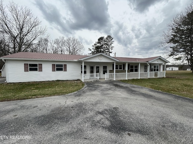 1462 Pennsylvania Ave, Jamestown, TN 38556 - ranch-style house with covered porch, asphalt driveway, a front lawn, and metal roof