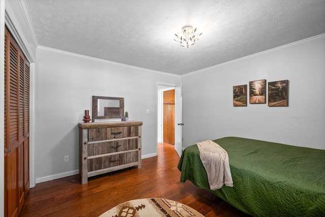 6085 Blue Springs Rd, Cadiz, KY 42211 - bedroom with wood finished floors, a textured ceiling, crown molding, a closet, and baseboards