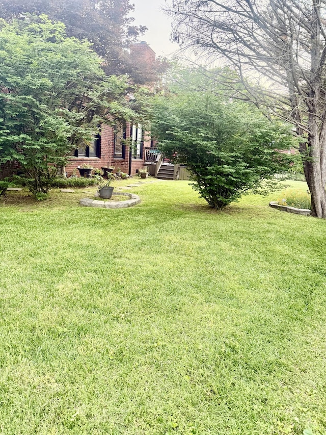 2815 Anglo Ct, Murfreesboro, TN 37129 - view of grassy yard featuring a wooden deck