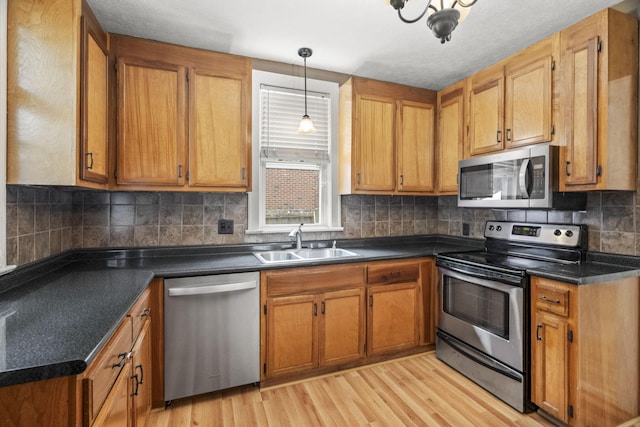 400 Connell St, Springfield, TN 37172 - kitchen with appliances with stainless steel finishes, a sink, dark countertops, and light wood-type flooring