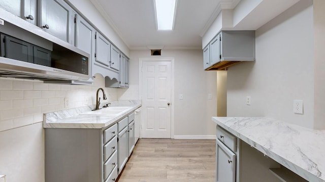 1280 Middle Tennessee Blvd Unit D6, Murfreesboro, TN 37130 - kitchen featuring stainless steel microwave, a sink, ornamental molding, light wood-type flooring, and tasteful backsplash