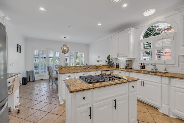 1918 Mosaic Trl, Murfreesboro, TN 37130 - kitchen with a sink, stainless steel appliances, a peninsula, crown molding, and white cabinets