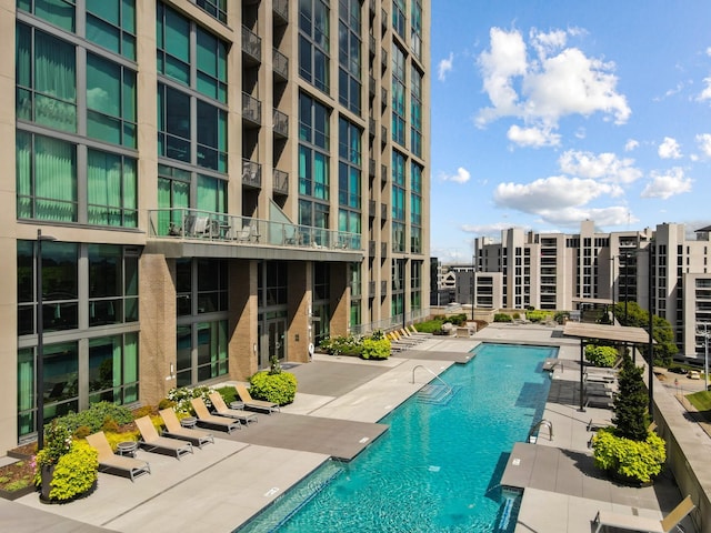900 20th Ave S Unit 715, Nashville, TN 37212 - community pool with a patio