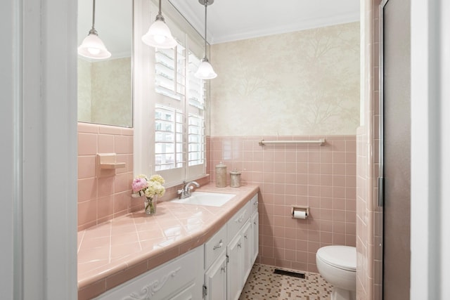 6116 Chickering Ct, Nashville, TN 37215 - bathroom with vanity, tile walls, toilet, wainscoting, and wallpapered walls