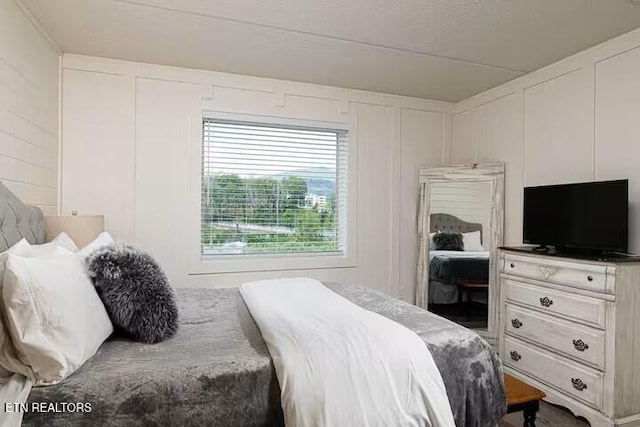 413 Baskins Creek Rd Apt 605, Gatlinburg, TN 37738 - bedroom with a decorative wall