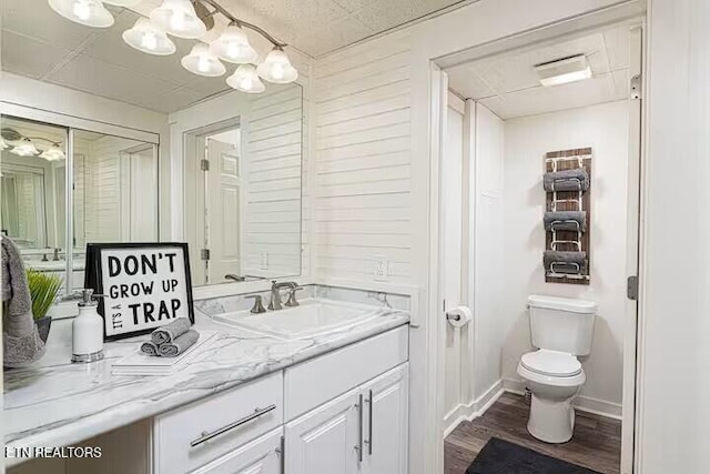 413 Baskins Creek Rd Apt 605, Gatlinburg, TN 37738 - bathroom with vanity, a chandelier, toilet, and wood finished floors