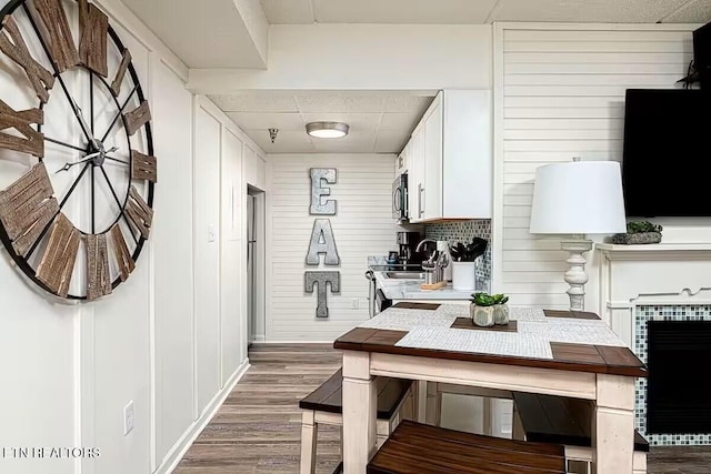 413 Baskins Creek Rd Apt 605, Gatlinburg, TN 37738 - kitchen featuring wood finished floors, stainless steel microwave, white cabinetry, and a sink