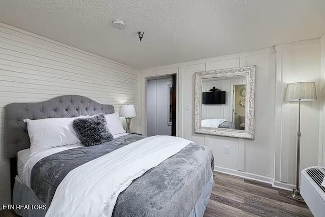 413 Baskins Creek Rd Apt 605, Gatlinburg, TN 37738 - bedroom featuring wood finished floors and a decorative wall