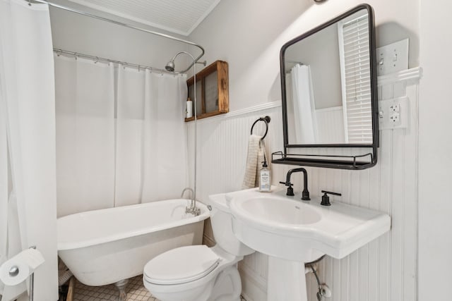 266 Guill Rd, Mount Juliet, TN 37122 - full bath with a soaking tub, toilet, wainscoting, and tile patterned floors