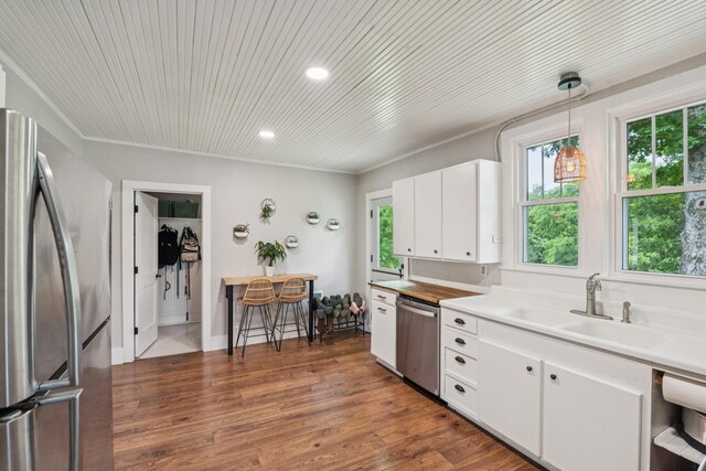 266 Guill Rd, Mount Juliet, TN 37122 - kitchen with appliances with stainless steel finishes, a sink, white cabinetry, light countertops, and recessed lighting
