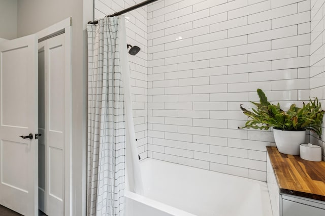 266 Guill Rd, Mount Juliet, TN 37122 - bathroom featuring shower / tub combo with curtain