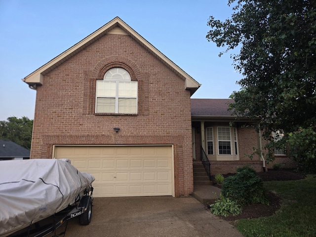 104 Koleberg Trl, Hendersonville, TN 37075 - split level home featuring a garage, brick siding, and driveway