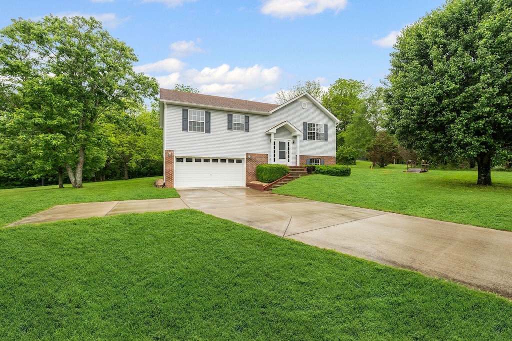 520 White Oak Trl, Spring Hill, TN 37174 - bi-level home featuring a garage, driveway, brick siding, and a front lawn