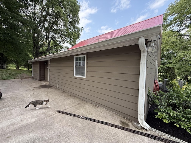 1650 E Beaverdam Rd, Centerville, TN 37033 - view of side of home featuring metal roof and a patio