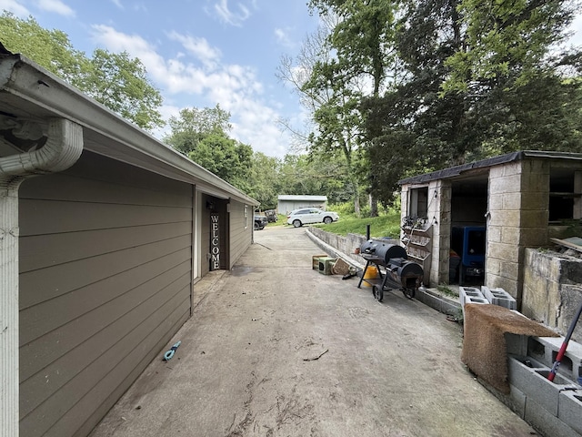 1650 E Beaverdam Rd, Centerville, TN 37033 - view of patio / terrace featuring driveway