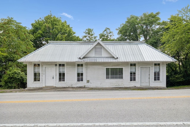 1319 Main St N, Carthage, TN 37030 - view of front facade featuring metal roof and a porch
