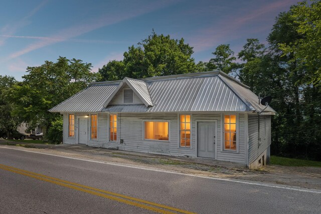 1319 Main St N, Carthage, TN 37030 - view of front of house featuring metal roof