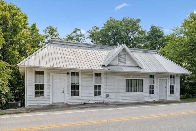 1319 Main St N, Carthage, TN 37030 - view of front of property featuring metal roof and central AC