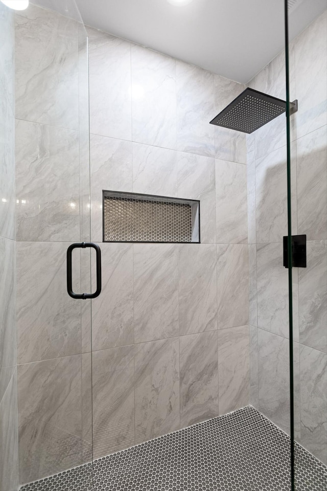 2605 Avalon Hl, Chattanooga, TN 37415 - full bath featuring a stall shower